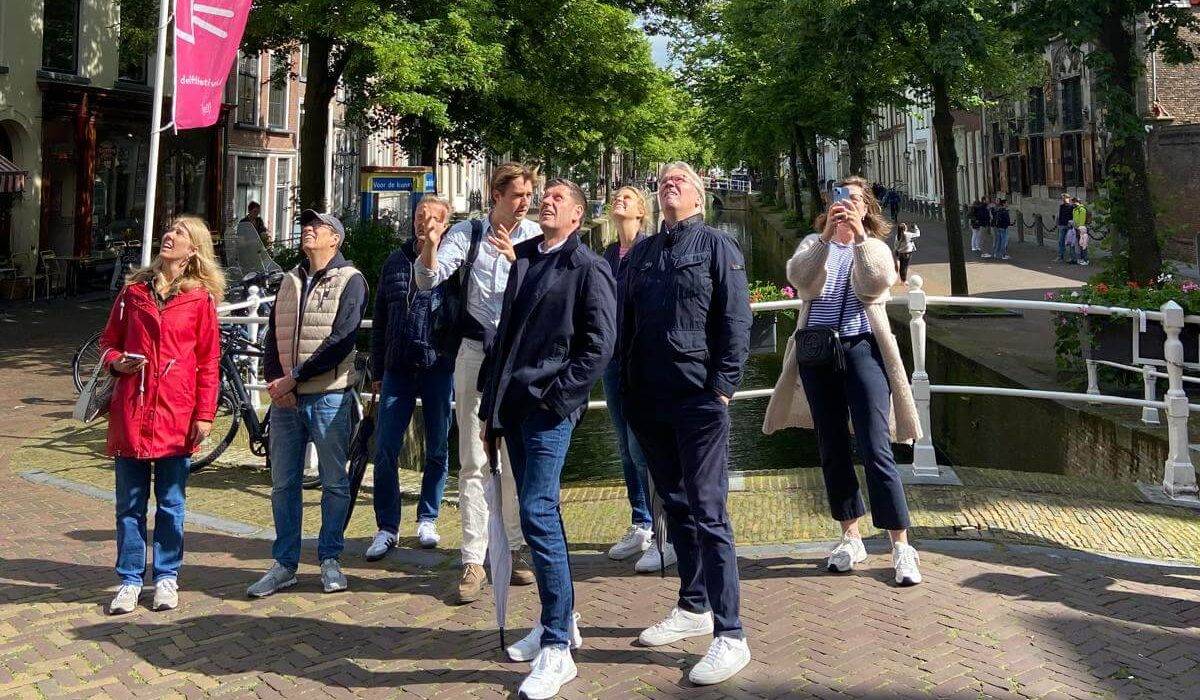 Guide and group during private walking tour of Delft Guide and group during private walking tour of Delft