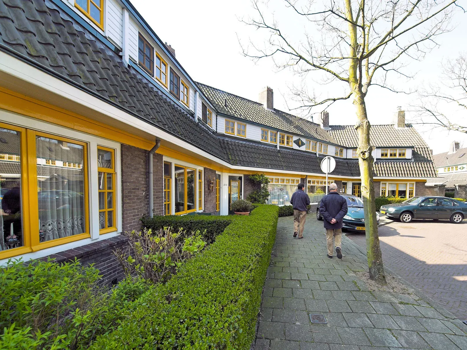 A lane of yellow-trimmed houses in Agnetapark, Delft
