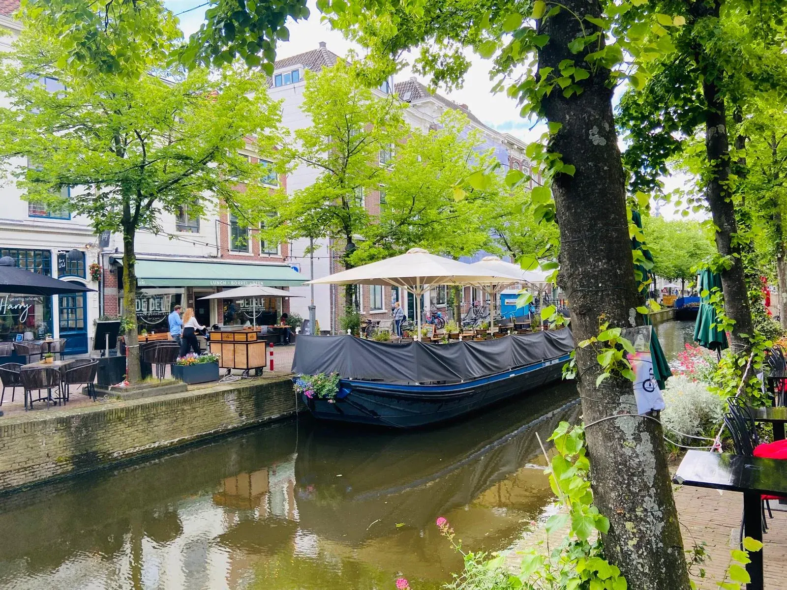 Een terras aan een Delftse gracht, een van de eetadressen vlak bij de route