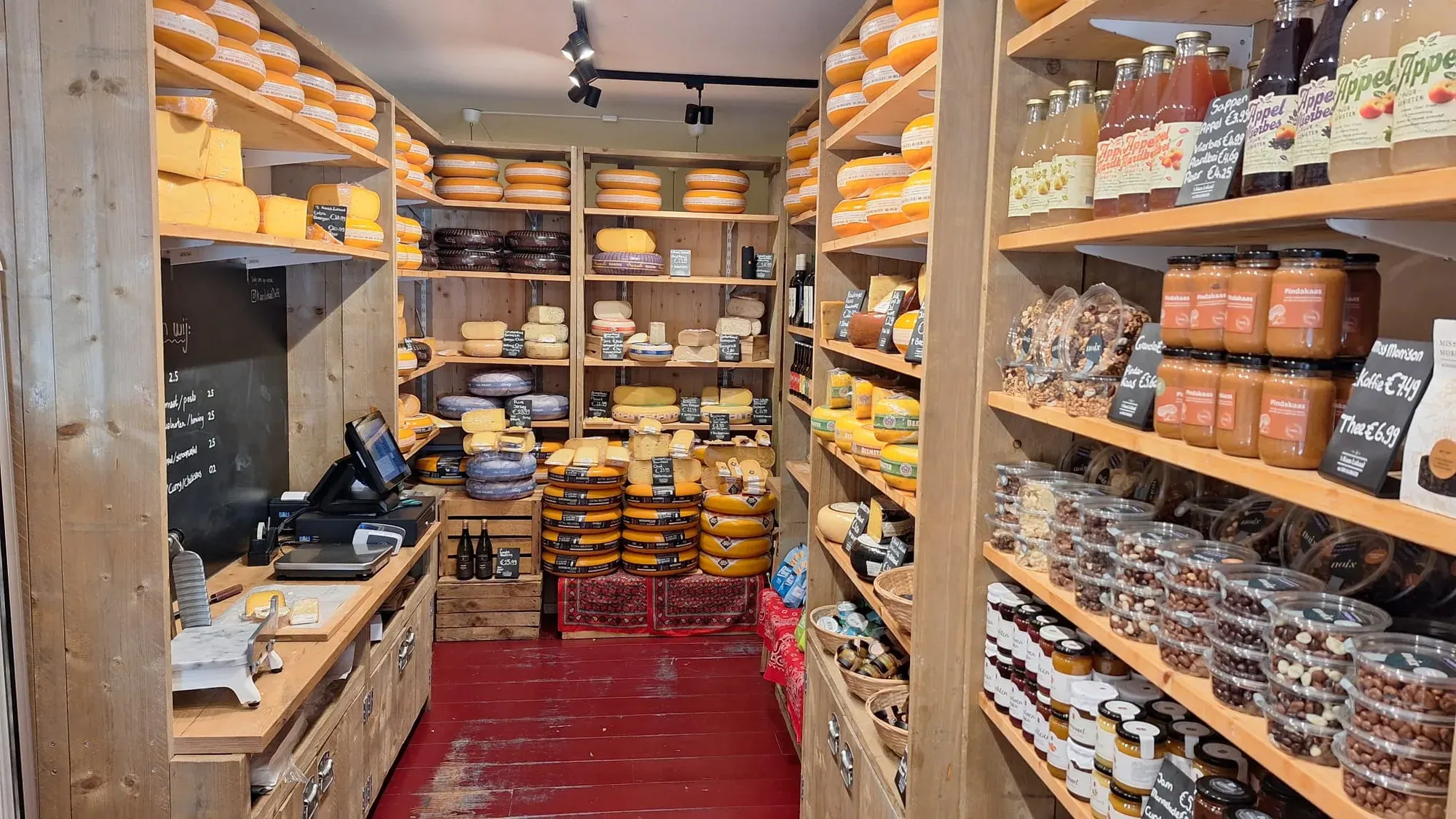 Schappen vol Nederlandse kaas in Kaaslokaal in Delft, een van de zes proefstops van de food tour