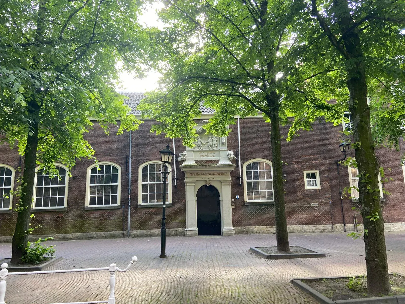 De gevel van het Prinsenhof aan de gracht in Delft, waar Willem van Oranje in 1584 werd doodgeschoten