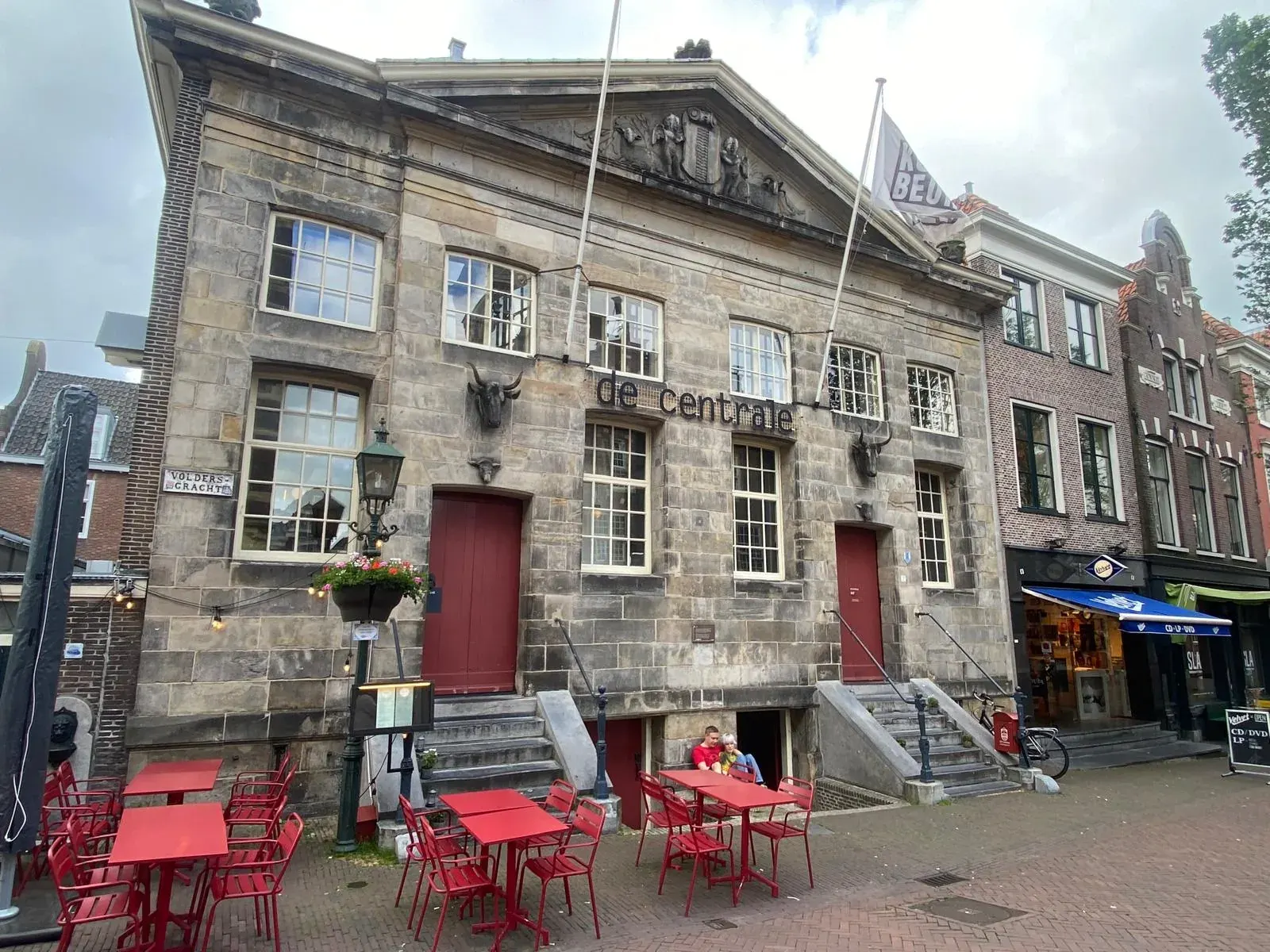 De voormalige vleeshal aan de Voldersgracht in Delft met de uitgehouwen ossenkoppen