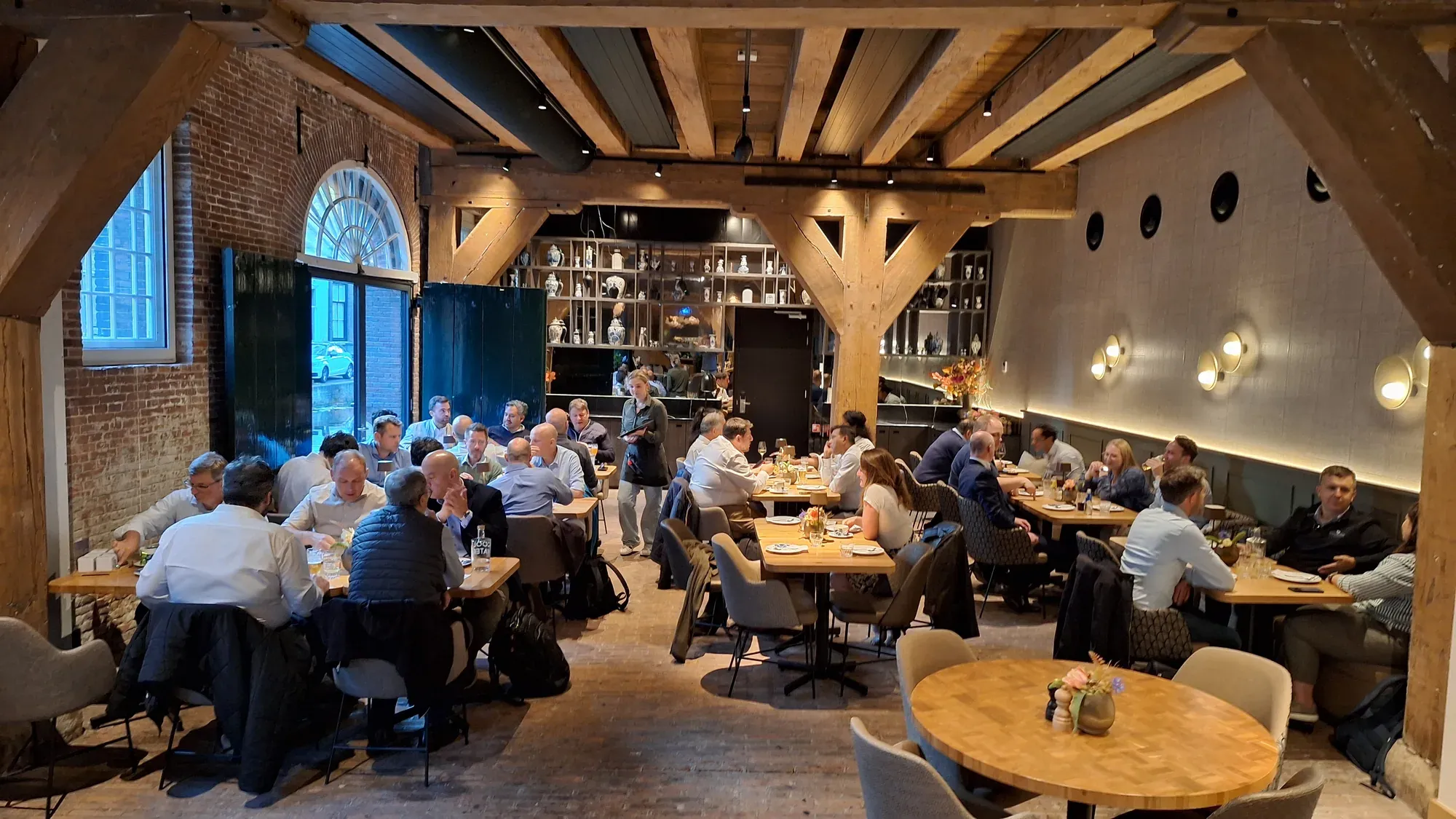 Un gruppo aziendale al dessert, l'ultima portata di un walking dinner a Delft