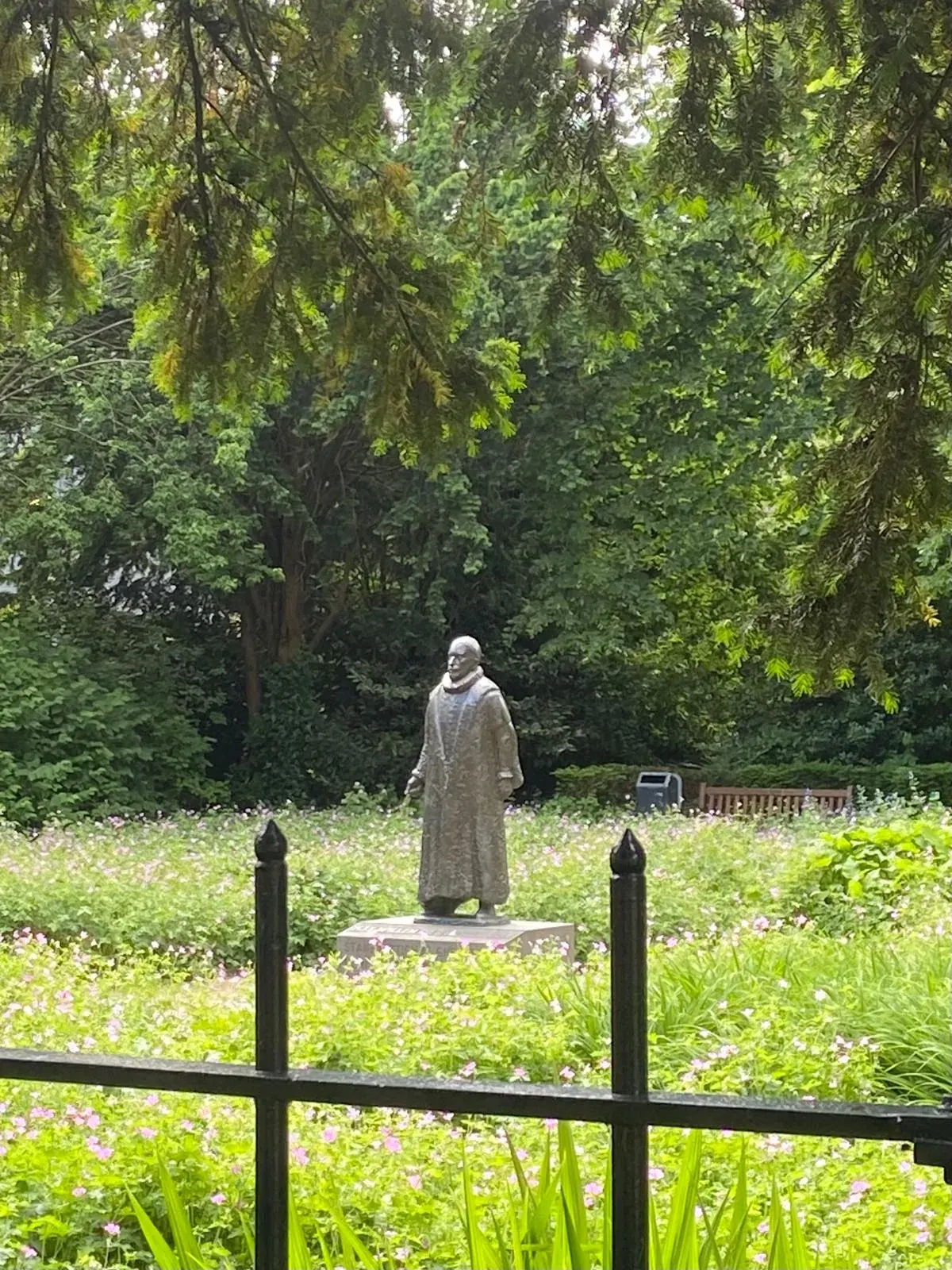 Het standbeeld van Willem van Oranje in de tuin van het Prinsenhof in Delft, op de route van de privé rondleiding