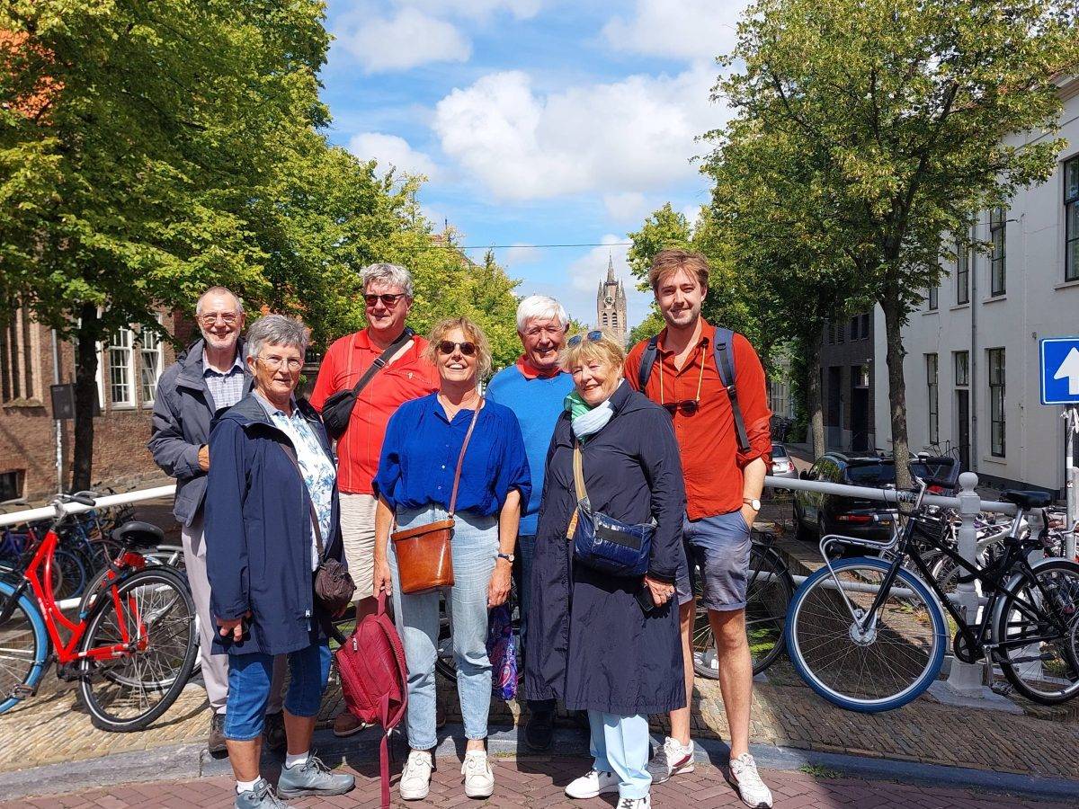 Guida e gruppo a Delft durante una visita guidata privata a piedi.