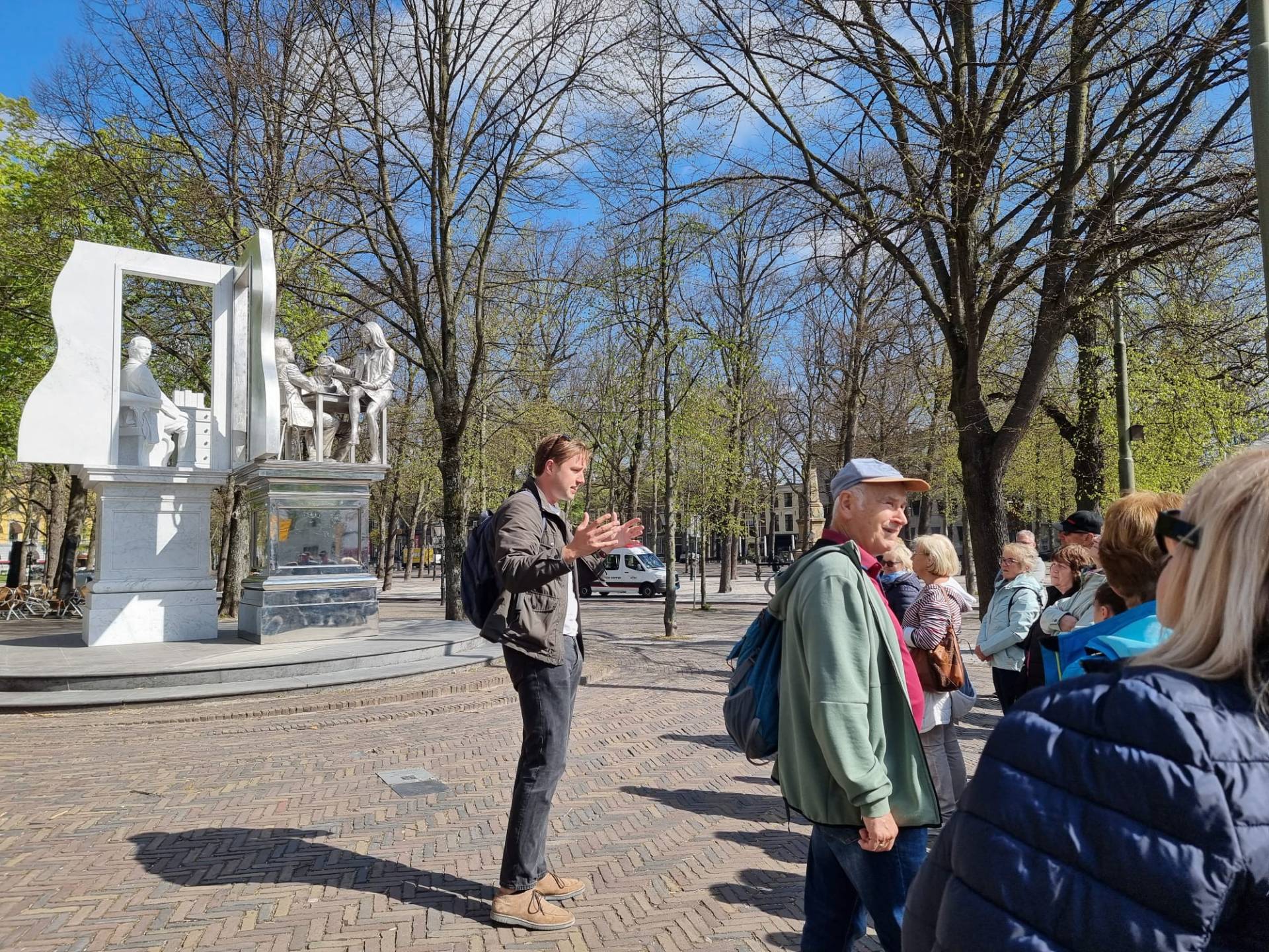 Group and guide in The Hague